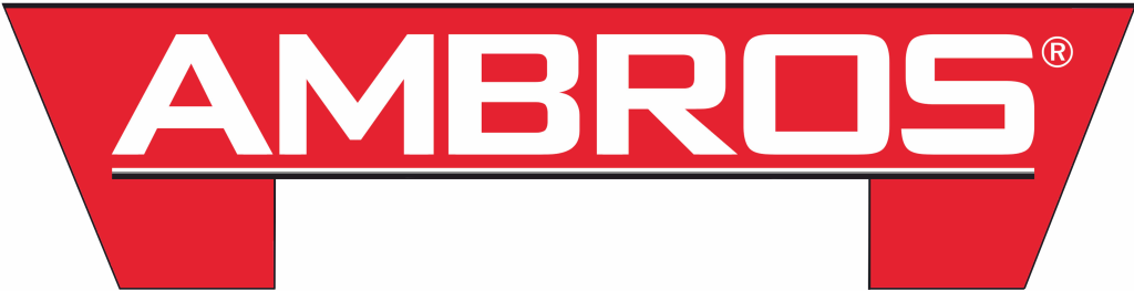 Logo der Marke AMBROS: Weißer Schriftzug ‚AMBROS‘ in Großbuchstaben auf rotem, trapezförmigem Hintergrund mit schwarzer Umrandung. Die untere Linie des Trapezes wird von zwei roten Standfüßen unterbrochen. Markantes, technikorientiertes Design.