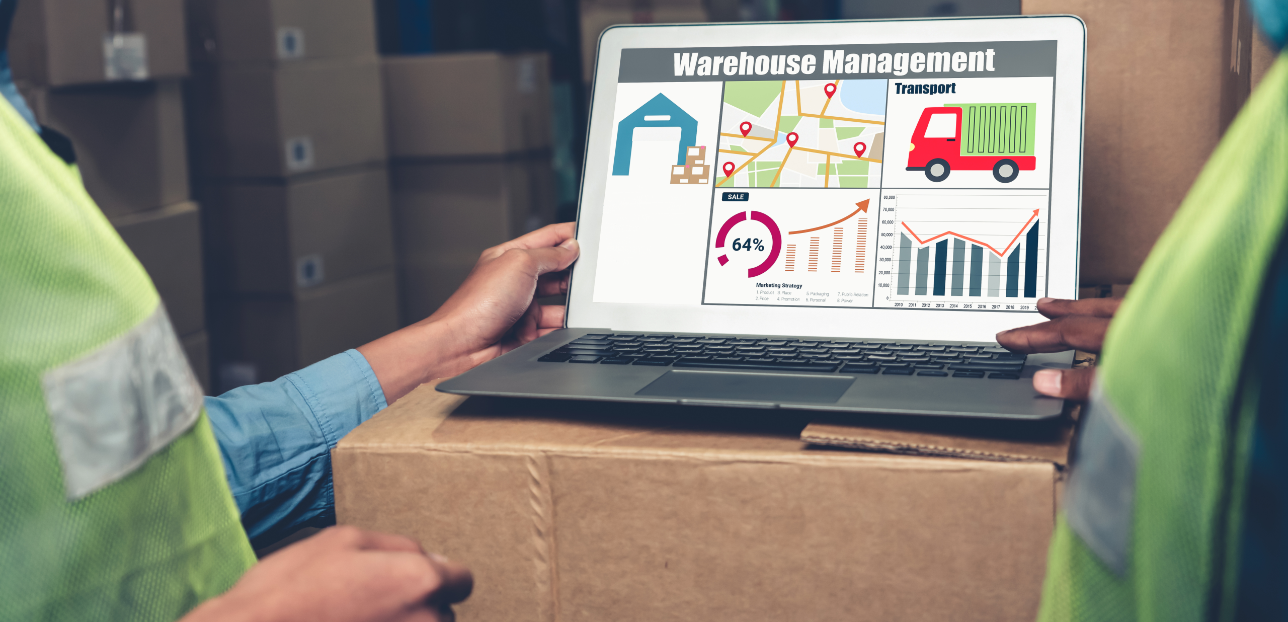 Zwei Personen in Warnwesten betrachten ein Laptop mit der Überschrift ‚Warehouse Management‘. Auf dem Bildschirm sind verschiedene Infografiken zu Lagerverwaltung, Transport, Verkaufszahlen und Logistikprozessen zu sehen. Der Laptop steht auf einem großen Versandkarton in einem Lagerumfeld.