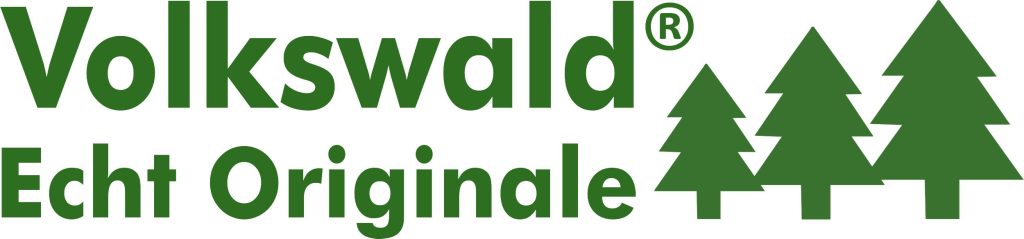 Logo von Volkswald: Grüner Schriftzug ‚Volkswald® Echt Originale‘ in zwei Zeilen, rechts daneben drei stilisierte Tannenbäume. Das Design vermittelt Naturverbundenheit, Nachhaltigkeit und regionale Qualität.